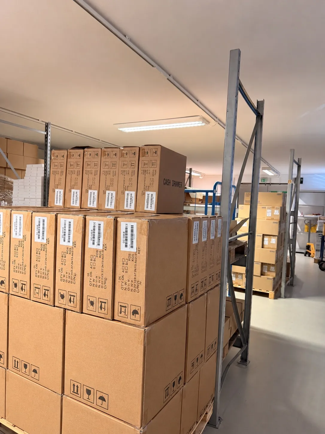 Eingelagerte Kartonware in den Regalgängen des WiNN-Lagers
